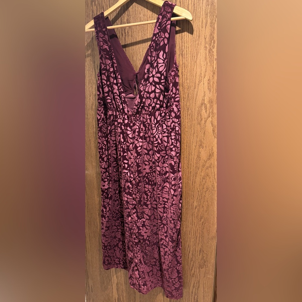 By Anthropologie Lounge Floral V-Neck Velvet Midi Dress in Plum - Picture 5 of 12
